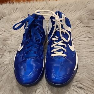 Nike mens blue and white hyper aggressor Air max basketball shoes